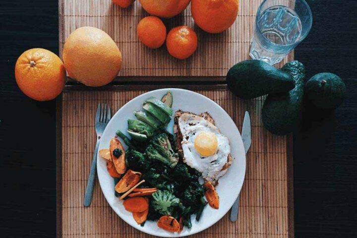 eat healthy food for breakfast