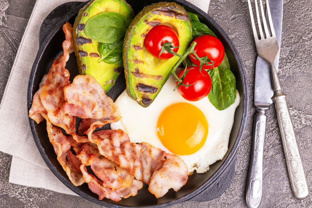 Grilled,bacon,and,avocado,,fried,eggs,with,spinach,and,cherry